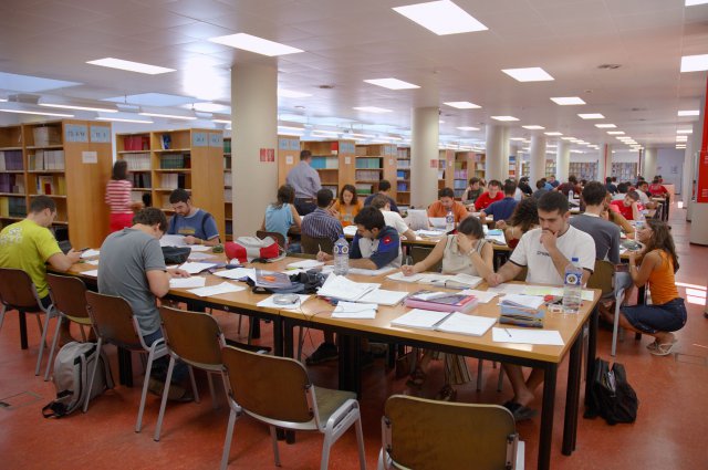 Estudiantes en la biblioteca de una de las facultades de la UMA Estudiantes en la biblioteca de una de las facultades de la UMA