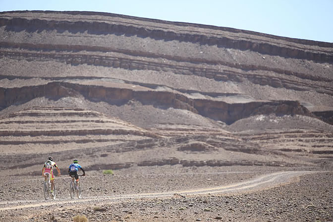 Dos participantes de la Titan Desert ruedan durante la 3ª etapa Dos participantes de la Titan Desert ruedan durante la 3ª etapa