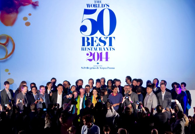 Los hermanos Joan, Josep y Jordi Roca, Juan Mari y Elena Arzak o Andoni Luis Aduriz, entre otros, han acompañado a Rene Redzepi en la foto de los '50 Best'. Los hermanos Joan, Josep y Jordi Roca, Juan Mari y Elena Arzak o Andoni Luis Aduriz, entre otros, han acompañado a Rene Redzepi en la foto de los '50 Best'.