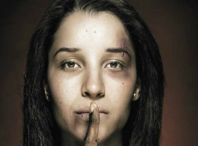 Mujer víctima de violencia de género Mujer víctima de violencia de género