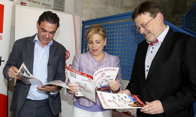 La candidata socialista al Parlamento Europeo, Elena Valenciano, entre Ximo Puig y Vicente Arqués, observan el programa electoral. La candidata socialista al Parlamento Europeo, Elena Valenciano, entre Ximo Puig y Vicente Arqués, observan el programa electoral.