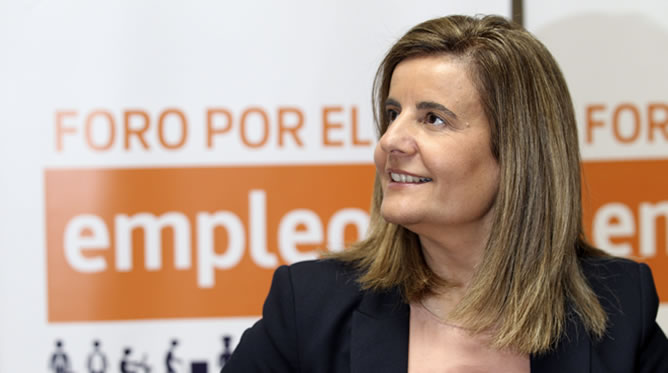La ministra de Empleo, Fátima Báñez, durante el l Foro por el empleo organizado por el diario La Gaceta hoy en Salamanca, donde se analiza la situación de España en esta materia. La ministra de Empleo, Fátima Báñez, durante el l Foro por el empleo organizado por el diario La Gaceta hoy en Salamanca, donde se analiza la situación de España en esta materia.