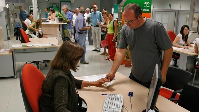 Un desempleado sellando el paro Un desempleado sellando el paro