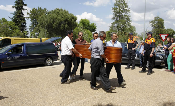 Llegada del féretro de uno de los cinco adolescentes fallecidos en el accidente del microbús a la localidad pacense de Monterrubio de la Serena Llegada del féretro de uno de los cinco adolescentes fallecidos en el accidente del microbús a la localidad pacense de Monterrubio de la Serena