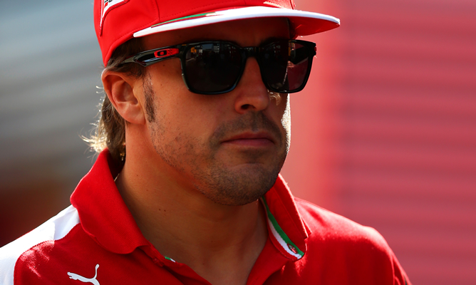 Fernando Alonso pasea por el Circuit de Barcelona-Catalunya. Fernando Alonso pasea por el Circuit de Barcelona-Catalunya.