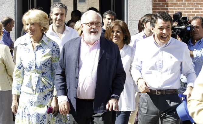 La presidenta del PP de Madrid, Esperanza Aguirre, el cabeza de lista del PP a las elecciones europeas, Miguel Arias Cañete , la alcaldesa de Madrid, Ana Botella , y el presidente de la Comunidad de Madrid, Ignacio González, a su llegada al mitin en Madrid La presidenta del PP de Madrid, Esperanza Aguirre, el cabeza de lista del PP a las elecciones europeas, Miguel Arias Cañete , la alcaldesa de Madrid, Ana Botella , y el presidente de la Comunidad de Madrid, Ignacio González, a su llegada al mitin en Madrid