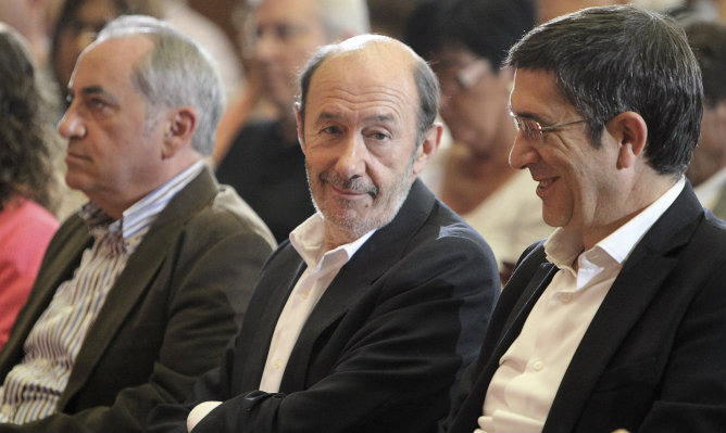 El secretario general del PSOE, Alfredo Pérez Rubalcaba, y Patxi López durante el acto electoral de su partido celebrado este sábado en San Sebastián El secretario general del PSOE, Alfredo Pérez Rubalcaba, y Patxi López durante el acto electoral de su partido celebrado este sábado en San Sebastián