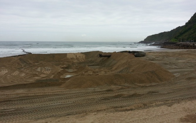 El tubo que vierte la arena en la Zurriola, colocado en la zona más cercana a Sagües, primera zona por la que ha comenzado la obra. El tubo que vierte la arena en la Zurriola, colocado en la zona más cercana a Sagües, primera zona por la que ha comenzado la obra.