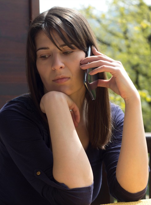 Un chica habla por su teléfono móvil Un chica habla por su teléfono móvil