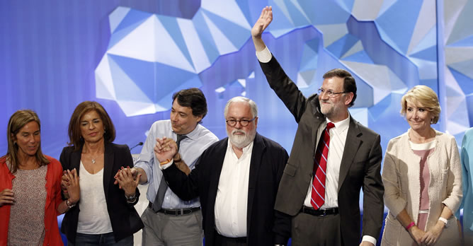 El presidente del Gobierno, Mariano Rajoy (2-d), el cabeza de lista del PP a las elecciones europeas, Miguel Arias Cañete (3-d), durante el mitin de cierre de la campaña del Partido Popular para las elecciones europeas celebrado esta tarde en Madrid. El presidente del Gobierno, Mariano Rajoy (2-d), el cabeza de lista del PP a las elecciones europeas, Miguel Arias Cañete (3-d), durante el mitin de cierre de la campaña del Partido Popular para las elecciones europeas celebrado esta tarde en Madrid.