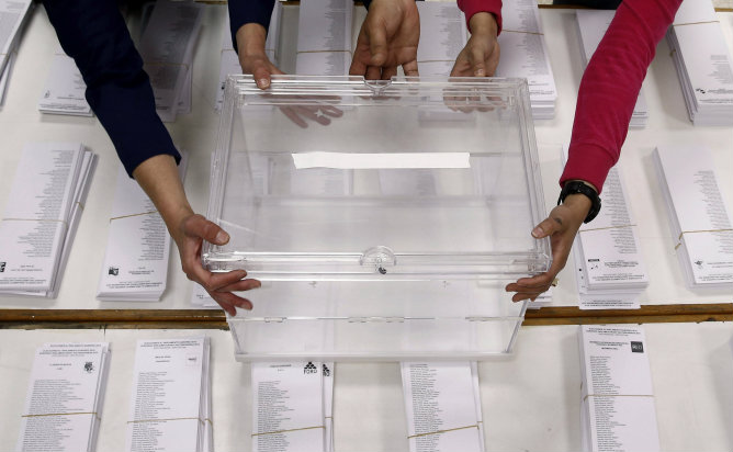 La primeras urnas y papeletas para las elecciones europeas han empezado a colocarse este sábado en Pamplona La primeras urnas y papeletas para las elecciones europeas han empezado a colocarse este sábado en Pamplona