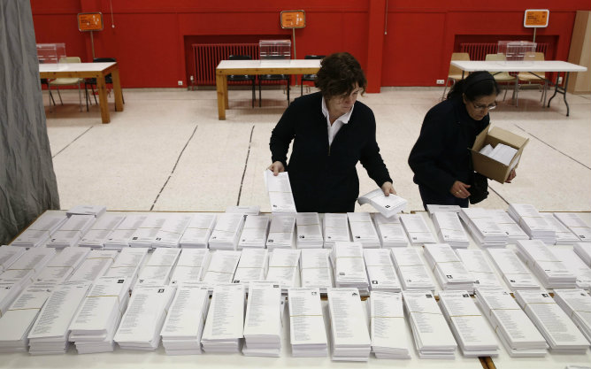 La primeras urnas y papeletas han empezado a colocarse este sábado en Pamplona en los colegios electorales La primeras urnas y papeletas han empezado a colocarse este sábado en Pamplona en los colegios electorales
