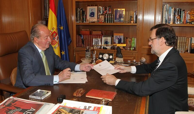 El rey hace entrega de su carta de abdicación al presidente del Gobierno, Mariano Rajoy El rey hace entrega de su carta de abdicación al presidente del Gobierno, Mariano Rajoy