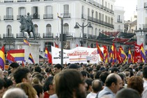 Varias personas portan banderas republicanas durante una concentración en la Puerta del Sol de Madrid a favor de la República Varias personas portan banderas republicanas durante una concentración en la Puerta del Sol de Madrid a favor de la República
