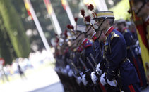 Una compañía de la Guardía Real rinde los Honores de Ordenanza antes del inicio del homenaje ante el monumento a los caídos en la madrileña plaza de la Lealtad Una compañía de la Guardía Real rinde los Honores de Ordenanza antes del inicio del homenaje ante el monumento a los caídos en la madrileña plaza de la Lealtad