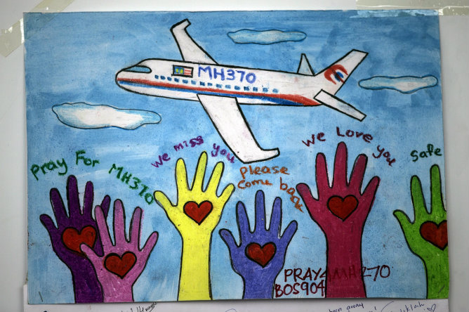 Uno de los dibujos de apoyo a los pasajeros del avión desaparecido de Malaysia Airlines en el aeropuerto internacional de Kuala Lumpur en Malasia (Imagen de archivo) Uno de los dibujos de apoyo a los pasajeros del avión desaparecido de Malaysia Airlines en el aeropuerto internacional de Kuala Lumpur en Malasia (Imagen de archivo)