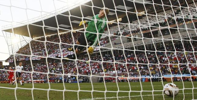 Neuer ve cómo el balón sobrepasa la línea de gol. Neuer ve cómo el balón sobrepasa la línea de gol.