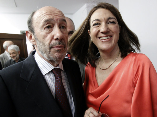 El secretario general del PSOE, Alfredo Pérez Rubalcaba, junto a la portavoz del PSOE en el Congreso, Soraya Rodríguez, momentos antes de presidir la reunión del grupo parlamentario socialista El secretario general del PSOE, Alfredo Pérez Rubalcaba, junto a la portavoz del PSOE en el Congreso, Soraya Rodríguez, momentos antes de presidir la reunión del grupo parlamentario socialista