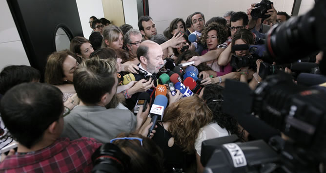 El secretario general del PSOE, Alfredo Pérez Rubalcaba, atiende a los medios antes de la reunión que ha celebrado en el Congreso el grupo parlamentario socialista para debatir la postura del PSOE sobre la ley de abdicación del rey. El secretario general del PSOE, Alfredo Pérez Rubalcaba, atiende a los medios antes de la reunión que ha celebrado en el Congreso el grupo parlamentario socialista para debatir la postura del PSOE sobre la ley de abdicación del rey.