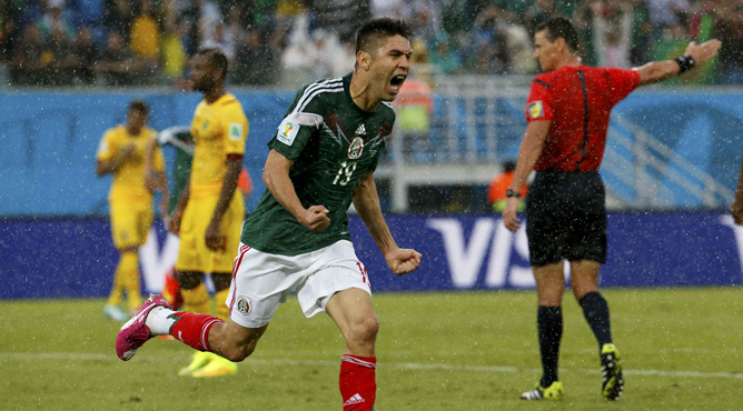El delantero de México celebra el gol de su selección ante Camerún en el debut de ambas selecciones en el Mundial El delantero de México celebra el gol de su selección ante Camerún en el debut de ambas selecciones en el Mundial
