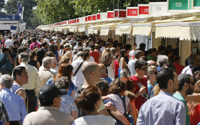Numerosas personas se acercaron este domingo al Paseo de coches del Retiro de Madrid, en el último día de la 73 edición de la Feria del Libro de Madrid Numerosas personas se acercaron este domingo al Paseo de coches del Retiro de Madrid, en el último día de la 73 edición de la Feria del Libro de Madrid