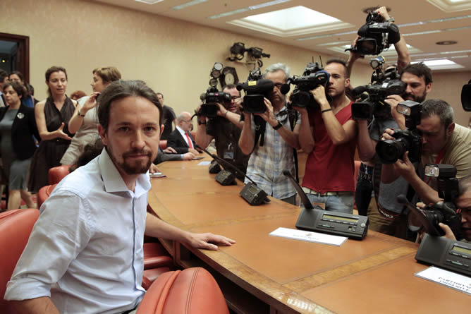 Pablo Iglesias, cabeza de lista y eurodiputado de Podemos, durante el acto de acatamiento de la Constitución Pablo Iglesias, cabeza de lista y eurodiputado de Podemos, durante el acto de acatamiento de la Constitución