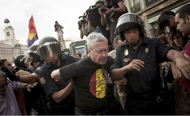 La Policía Nacional ha detenido a cinco personas, una de ellas el expolítico Jorge Vestrynge, en la concentración a favor de la república La Policía Nacional ha detenido a cinco personas, una de ellas el expolítico Jorge Vestrynge, en la concentración a favor de la república