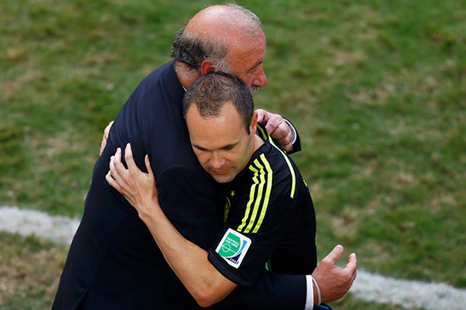 Del Bosque e Iniesta se dan un simbólico abrazo al término del encuentro entre España y Australia en el Mundial de Brasil. Del Bosque e Iniesta se dan un simbólico abrazo al término del encuentro entre España y Australia en el Mundial de Brasil.
