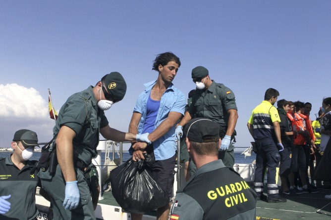 Varios inmigrantes a bordo de la lancha de la Guardia Civil que les ha trasladado del Parque Nacional de Cabrera al puerto de S'Estanyol, en el municipio de Llucmajor (Mallorca) Varios inmigrantes a bordo de la lancha de la Guardia Civil que les ha trasladado del Parque Nacional de Cabrera al puerto de S'Estanyol, en el municipio de Llucmajor (Mallorca)