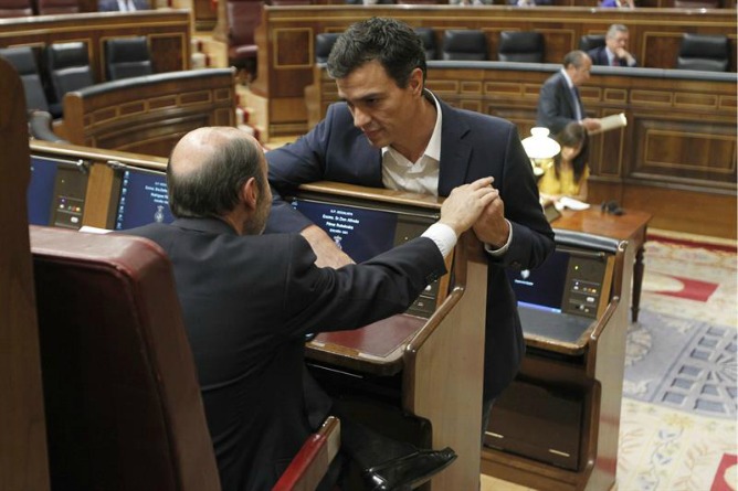 El diputado socialista, Pedro Sánchez, conversa con el secretario general del PSOE, Alfredo Pérez Rubalcaba, durante el pleno extraordinario que celebra hoy el Congreso. El diputado socialista, Pedro Sánchez, conversa con el secretario general del PSOE, Alfredo Pérez Rubalcaba, durante el pleno extraordinario que celebra hoy el Congreso.