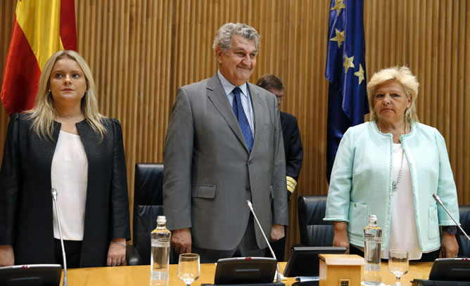 El presidente de la Cámara Baja, Jesús Posada, junto a las presidentas, de la Fundación de Víctimas del Terrorismo, Mari Mar Blanco, y de la Asociación Víctimas del Terrorismo, Ángeles Pedraza El presidente de la Cámara Baja, Jesús Posada, junto a las presidentas, de la Fundación de Víctimas del Terrorismo, Mari Mar Blanco, y de la Asociación Víctimas del Terrorismo, Ángeles Pedraza