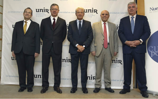 El ministro de Justicia, Alberto Ruiz-Gallardón, junto al juez José María Vázquez, al consejero riojano de Justicia, Emilio del Río a Miguel Angel Garrido y al exconsejero Carlos Mayor Oreja, durante su asistencia al III Foro Antonio Fontán El ministro de Justicia, Alberto Ruiz-Gallardón, junto al juez José María Vázquez, al consejero riojano de Justicia, Emilio del Río a Miguel Angel Garrido y al exconsejero Carlos Mayor Oreja, durante su asistencia al III Foro Antonio Fontán