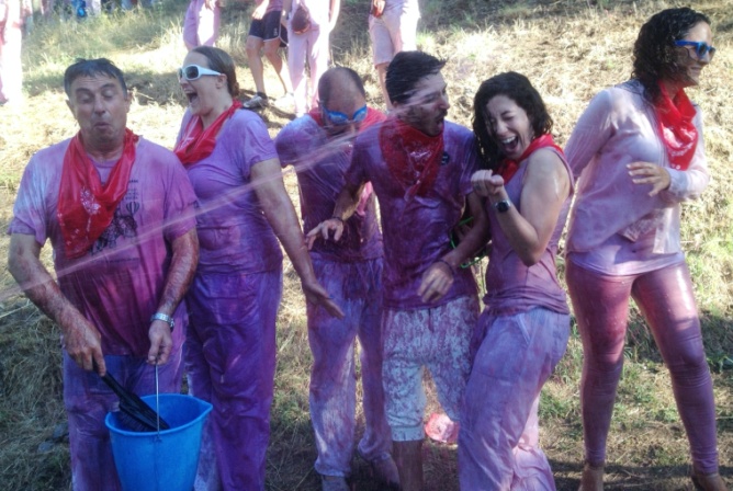 Un grupo de periodistas, disfrutando 'desarmados' de la batalla del vino. Un grupo de periodistas, disfrutando 'desarmados' de la batalla del vino.