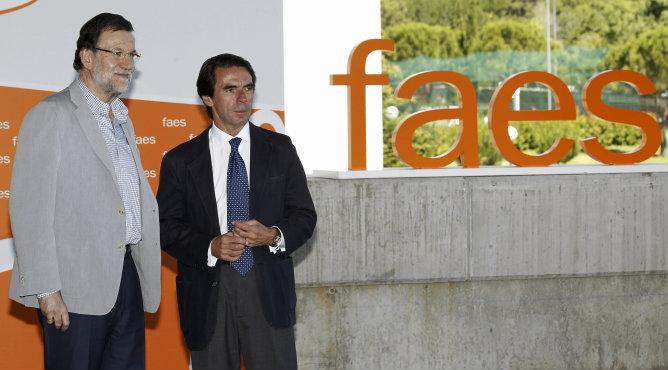El presidente del Gobierno, Mariano Rajoy, y el presidente de la Fundación Faes, José María Aznar, han conversado durante unos minutos antes del acto de clausura del curso de verano de FAES El presidente del Gobierno, Mariano Rajoy, y el presidente de la Fundación Faes, José María Aznar, han conversado durante unos minutos antes del acto de clausura del curso de verano de FAES
