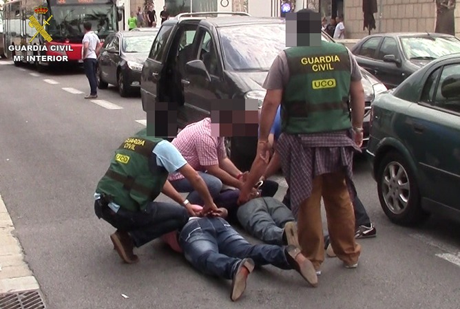 Dos de los detenidos por la venta de drogas y armas Dos de los detenidos por la venta de drogas y armas