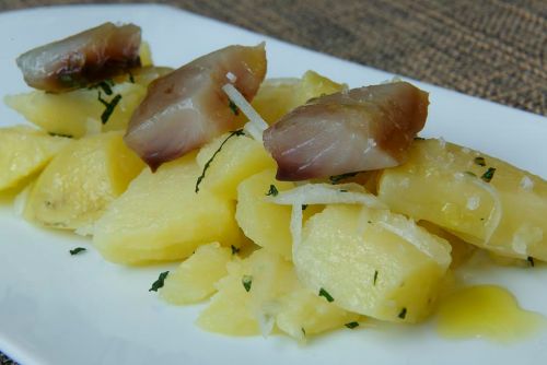 Papas 'aliñás' con caballa curada en sal Papas 'aliñás' con caballa curada en sal