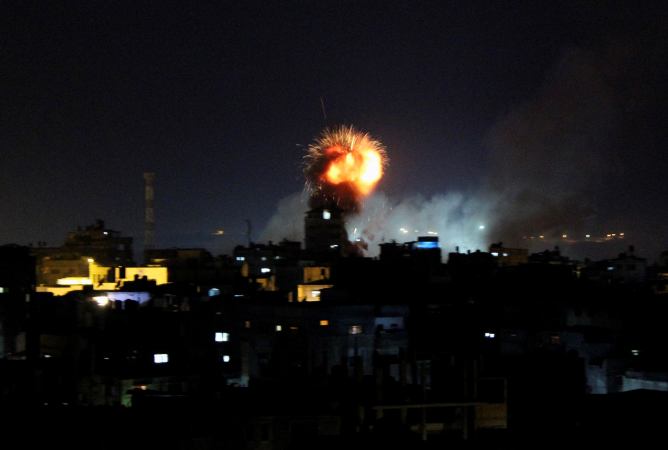 Humo y llamas tras un ataque israelí aire en Rafah, en el sur de la Franja de Gaza Humo y llamas tras un ataque israelí aire en Rafah, en el sur de la Franja de Gaza