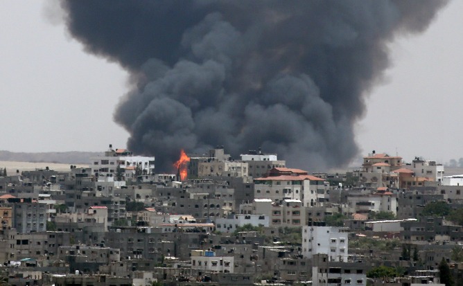 Columnas de humo tras el bombardeo israelí en la ciudad de Gaza. Columnas de humo tras el bombardeo israelí en la ciudad de Gaza.