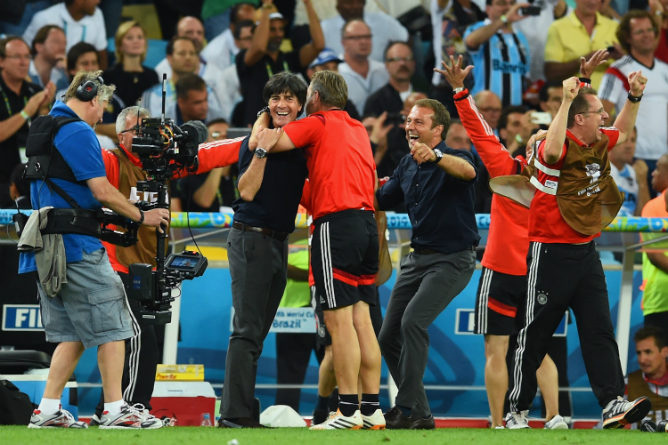 Joachim Löw celebra el título mundialista Joachim Löw celebra el título mundialista