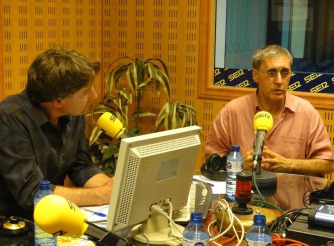 Joseba Urrusolo Sistiaga junto a Javier del Pino durante la entrevista. Joseba Urrusolo Sistiaga junto a Javier del Pino durante la entrevista.