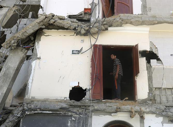 Un miembro de la familia Abu Lealla inspecciona los destrozos registrados en su casa tras un bombardeo israelí registrado en el norte de la ciudad de Gaza Un miembro de la familia Abu Lealla inspecciona los destrozos registrados en su casa tras un bombardeo israelí registrado en el norte de la ciudad de Gaza