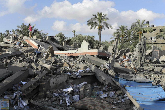 Un niño palestino camina entre los escombros de una casa que fue destruida en un ataque aéreo israelí en Deir El-Balah, en el centro de la Franja de Gaza Un niño palestino camina entre los escombros de una casa que fue destruida en un ataque aéreo israelí en Deir El-Balah, en el centro de la Franja de Gaza