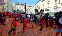 Batalla de las naranjas en Ivrea (Italia) Batalla de las naranjas en Ivrea (Italia)