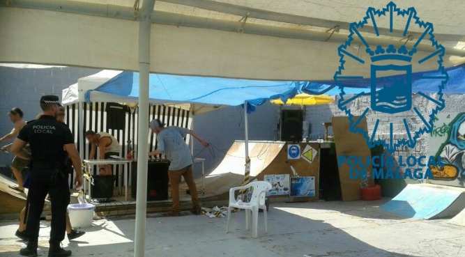 La Policía Local de Málaga desmantela una fiesta ilegal con drogas en la barriada malagueña de Guadalmar La Policía Local de Málaga desmantela una fiesta ilegal con drogas en la barriada malagueña de Guadalmar