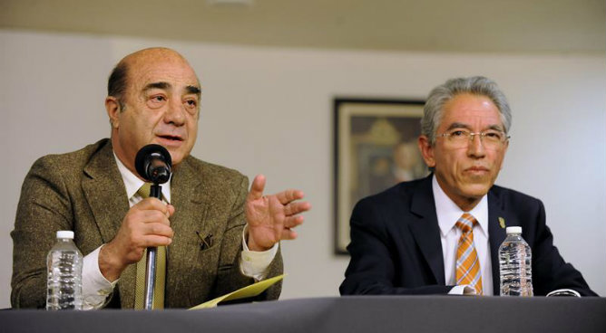 El procurador general (fiscal) mexicano, Jesús Murillo, y el gobernador del estado mexicano de Michoacán, Salvador Jara, durante una rueda de prensa en Ciudad de México El procurador general (fiscal) mexicano, Jesús Murillo, y el gobernador del estado mexicano de Michoacán, Salvador Jara, durante una rueda de prensa en Ciudad de México