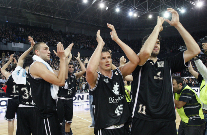 Los jugadores del Bilbao Basket aplauden a su afición al finalizar un encuentro Los jugadores del Bilbao Basket aplauden a su afición al finalizar un encuentro