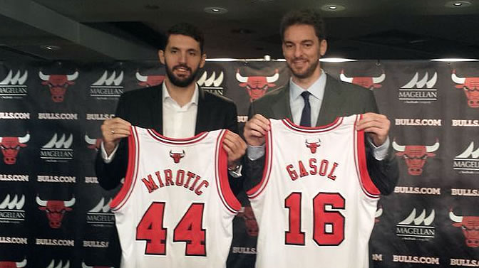 Mirotic y Pau posan con sus camisetas de los Bulls Mirotic y Pau posan con sus camisetas de los Bulls