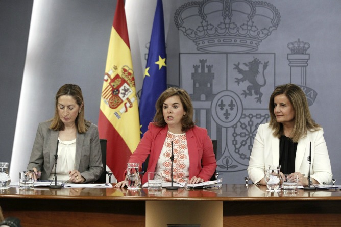 La vicepresidenta del Gobierno, Soraya Sáenz de Santamaría, junto a las ministras, de Empleo, Fátima Báñez, y de Fomento, Ana Pastor, durante la rueda de prensa posterior al Consejo de Ministros La vicepresidenta del Gobierno, Soraya Sáenz de Santamaría, junto a las ministras, de Empleo, Fátima Báñez, y de Fomento, Ana Pastor, durante la rueda de prensa posterior al Consejo de Ministros