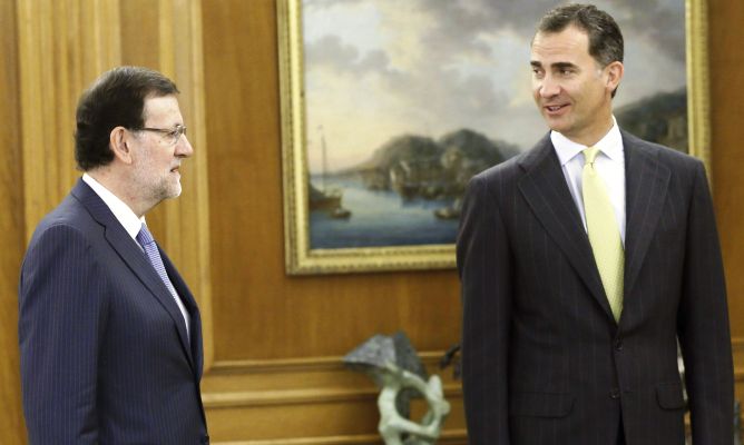 El rey conversa con el presidente del Gobierno, Mariano Rajoy, momentos antes del inicio de la reunión del Consejo de Ministros con carácter deliberante que ha presidido hoy por primera vez, El rey conversa con el presidente del Gobierno, Mariano Rajoy, momentos antes del inicio de la reunión del Consejo de Ministros con carácter deliberante que ha presidido hoy por primera vez,