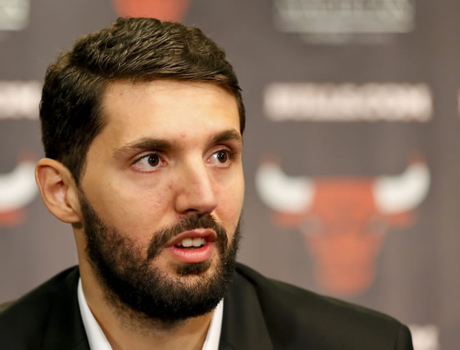 Mirotic, durante la rueda de prensa de presentanción como jugador de los Bulls Mirotic, durante la rueda de prensa de presentanción como jugador de los Bulls